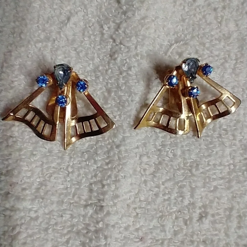 Goldtone fan 🪭 clip earrings blue crystals